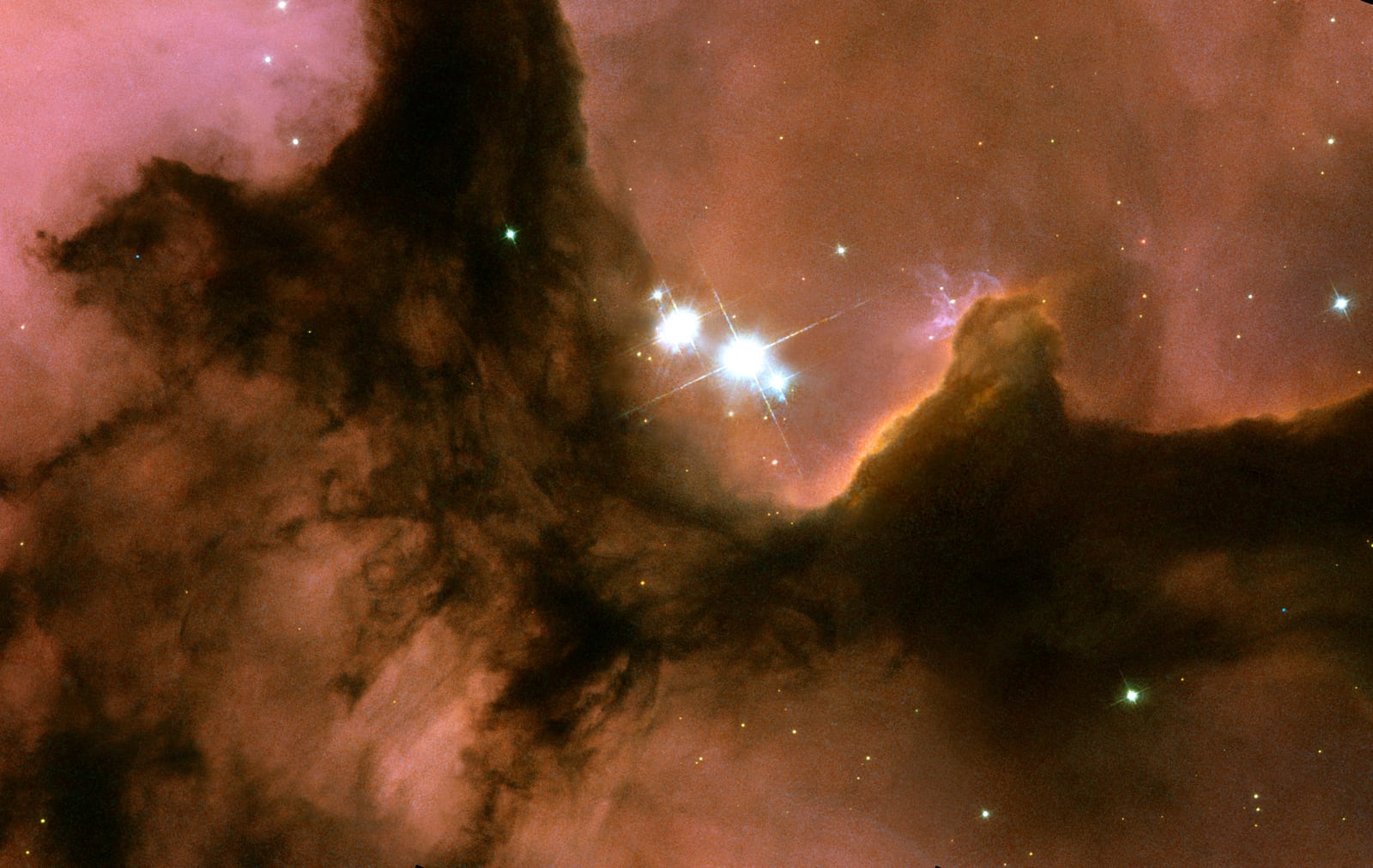 Nebulosa Trífida, nebulosa de emissão, em imagem do Hubble Space Telescope