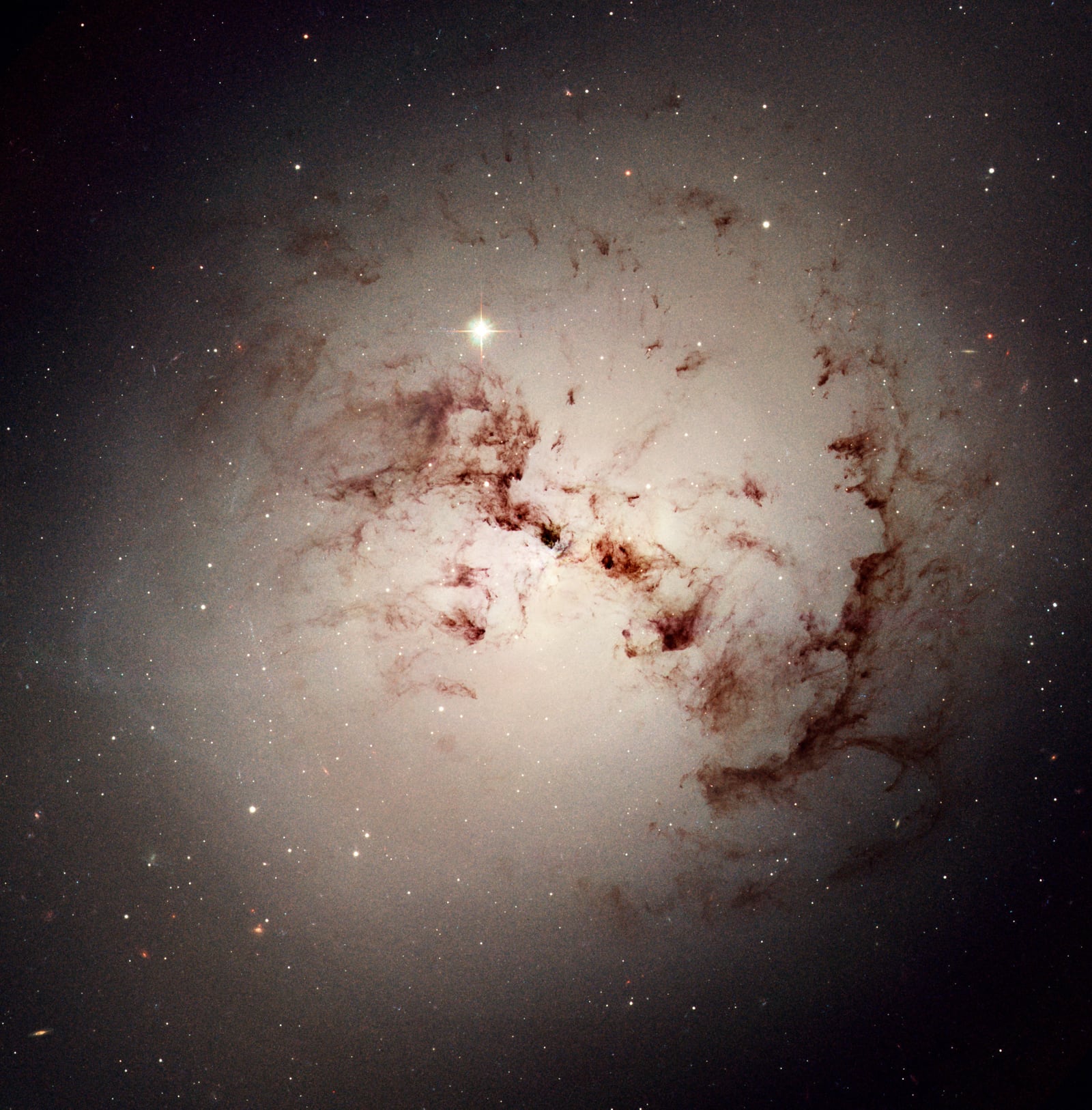 Galáxia NGC 1316, galáxia registrada pelo Hubble Space Telescope