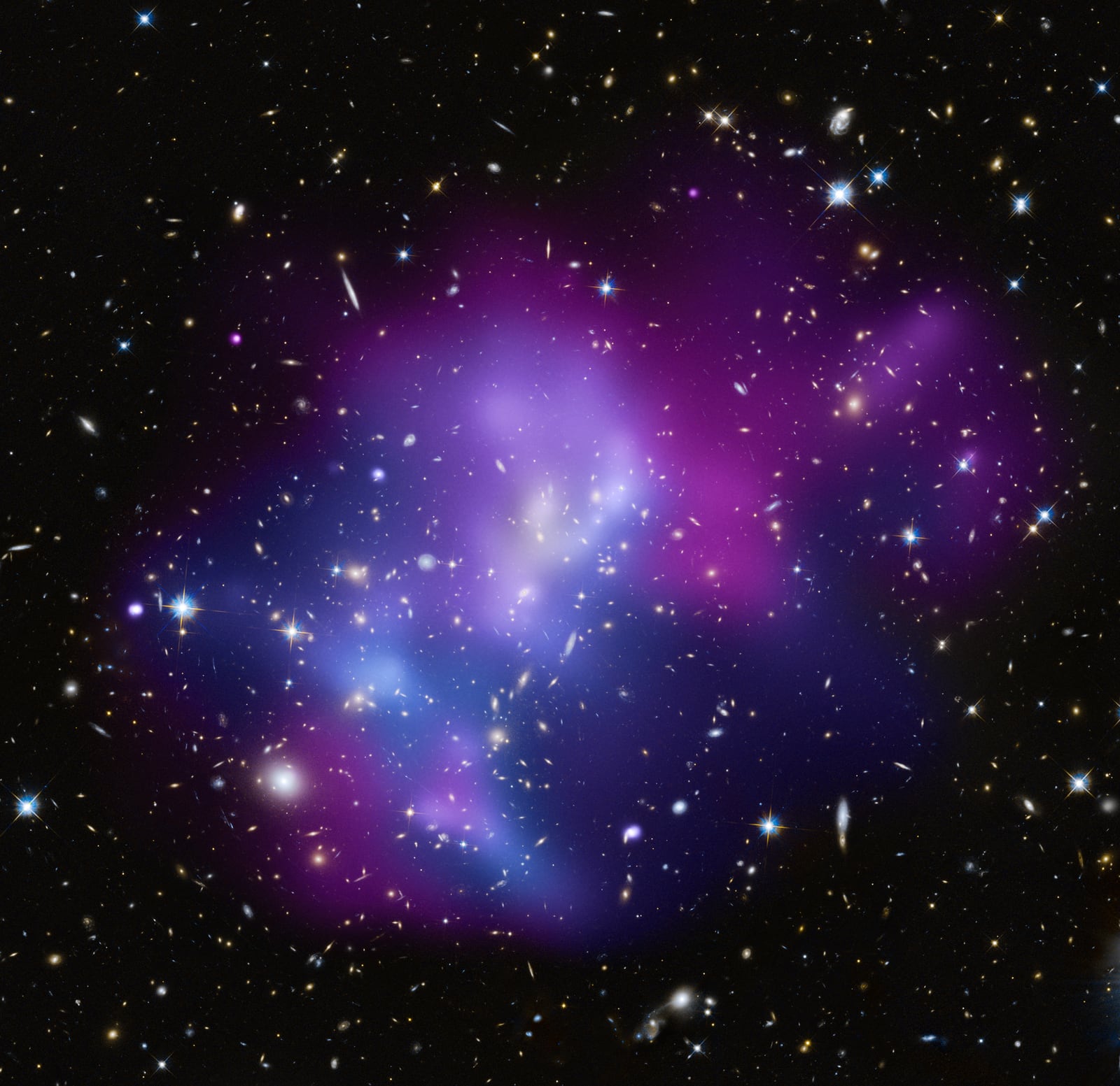 Aglomerado MACS J0717, aglomerado de galáxias, em imagem do Chandra