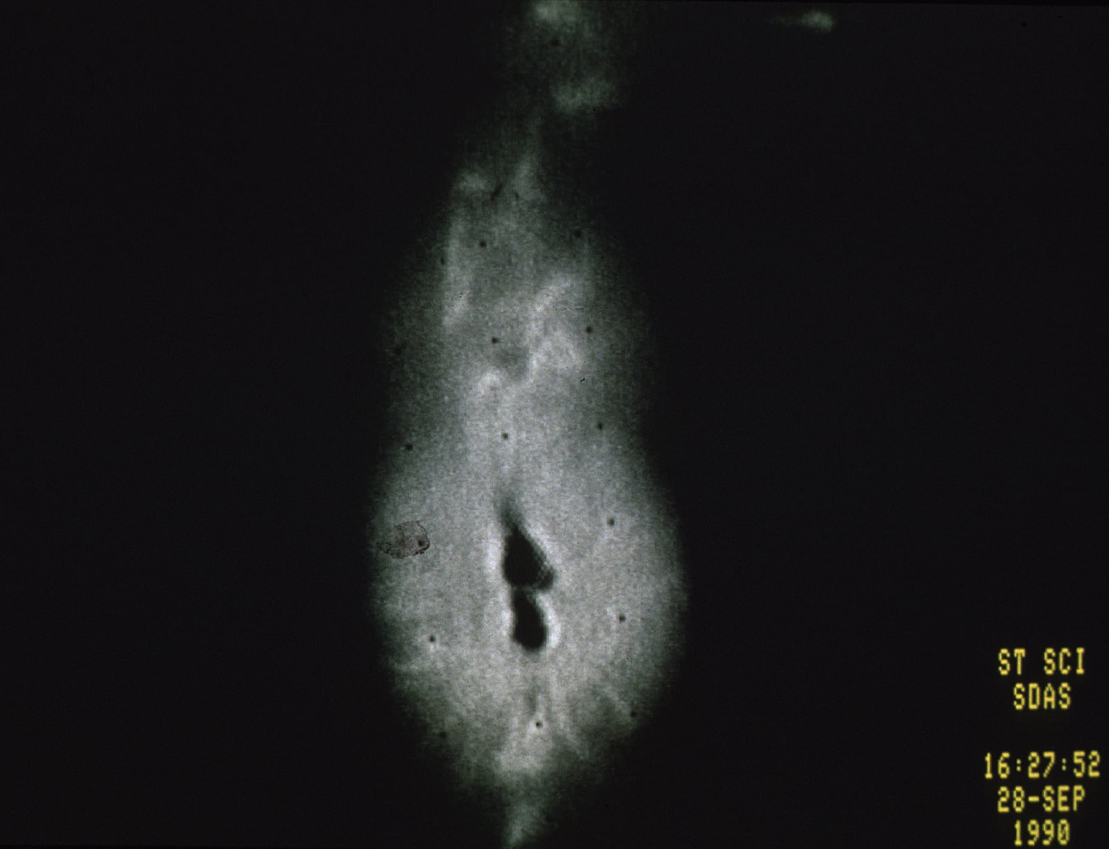 Montagem de várias imagens de R Aquarii, estrela simbiótica, em imagem do Hubble Space Telescope
