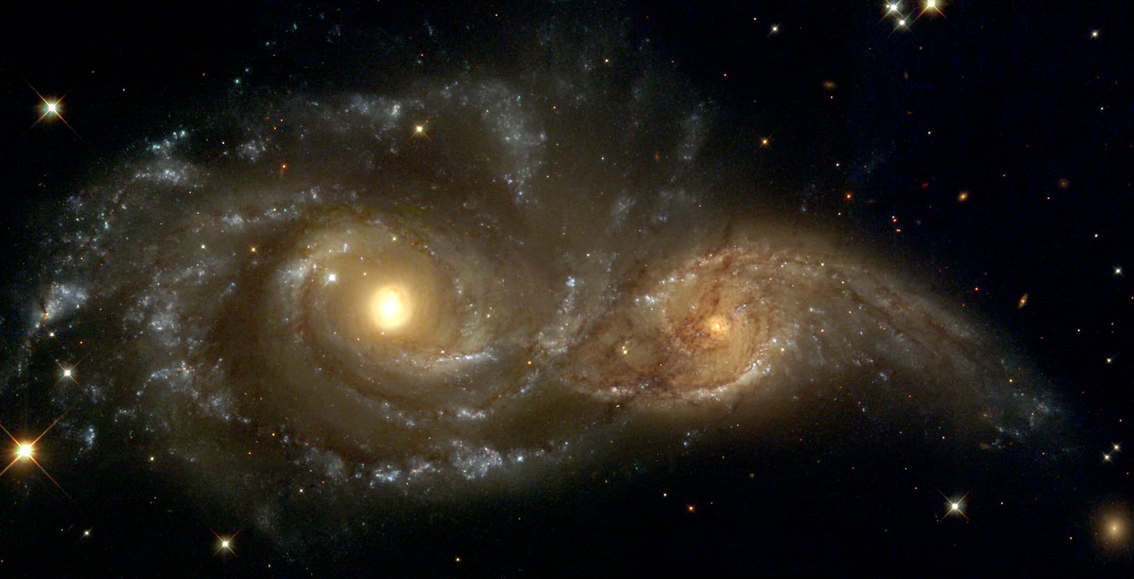 Par de galáxias NGC 2207 e IC 2163, galáxias em interação registrada pelo Hubble Space Telescope