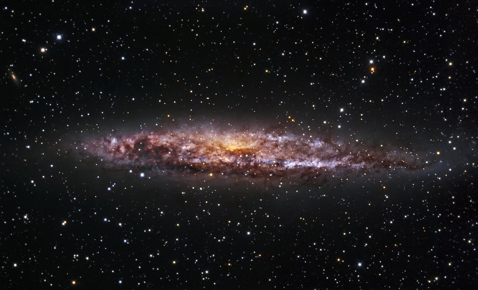 Galáxia NGC 4945, galáxia, em imagem do Danish 1.54-metre telescope