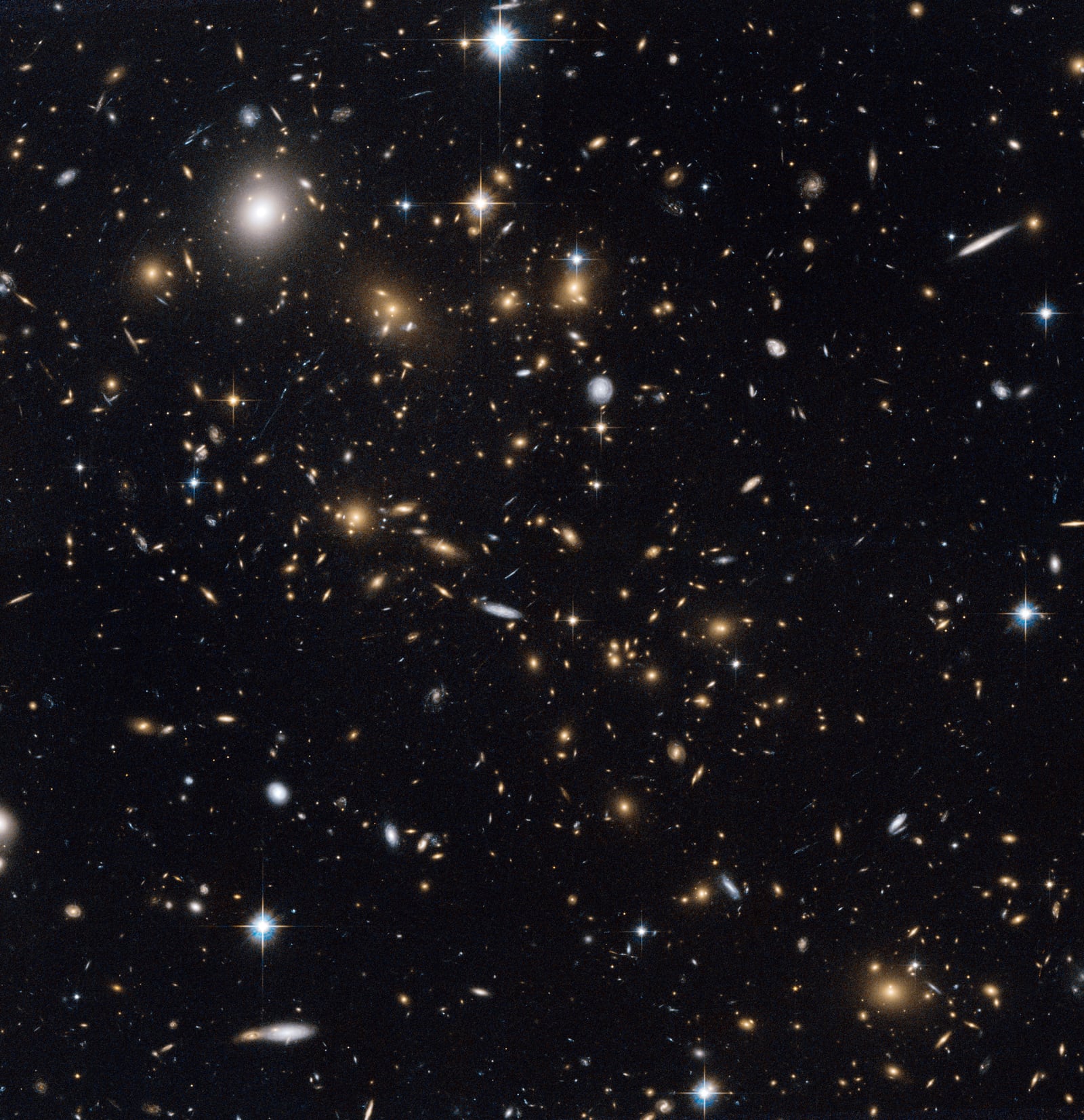 Aglomerado MACS J0717, aglomerado de galáxias, em imagem do Hubble Space Telescope