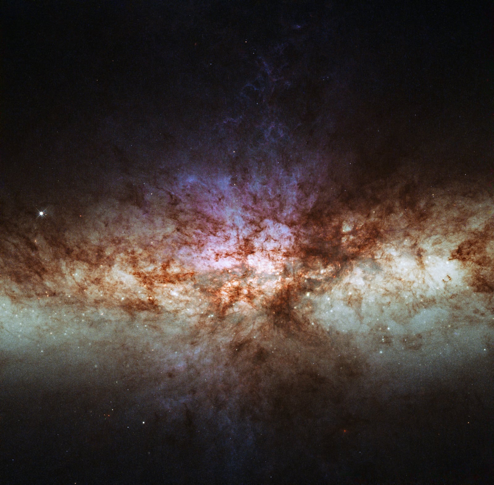 Galáxia do Charuto, galáxia, em imagem do Hubble Space Telescope
