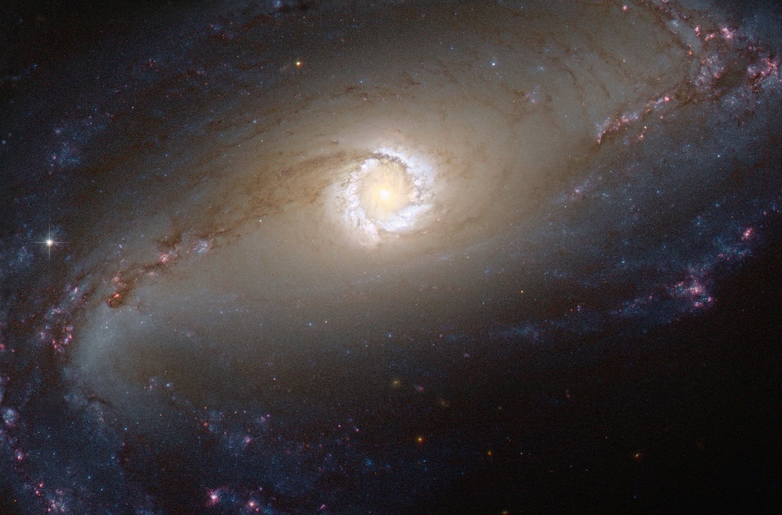 Galáxia NGC 1097, galáxia registrada pelo Hubble Space Telescope