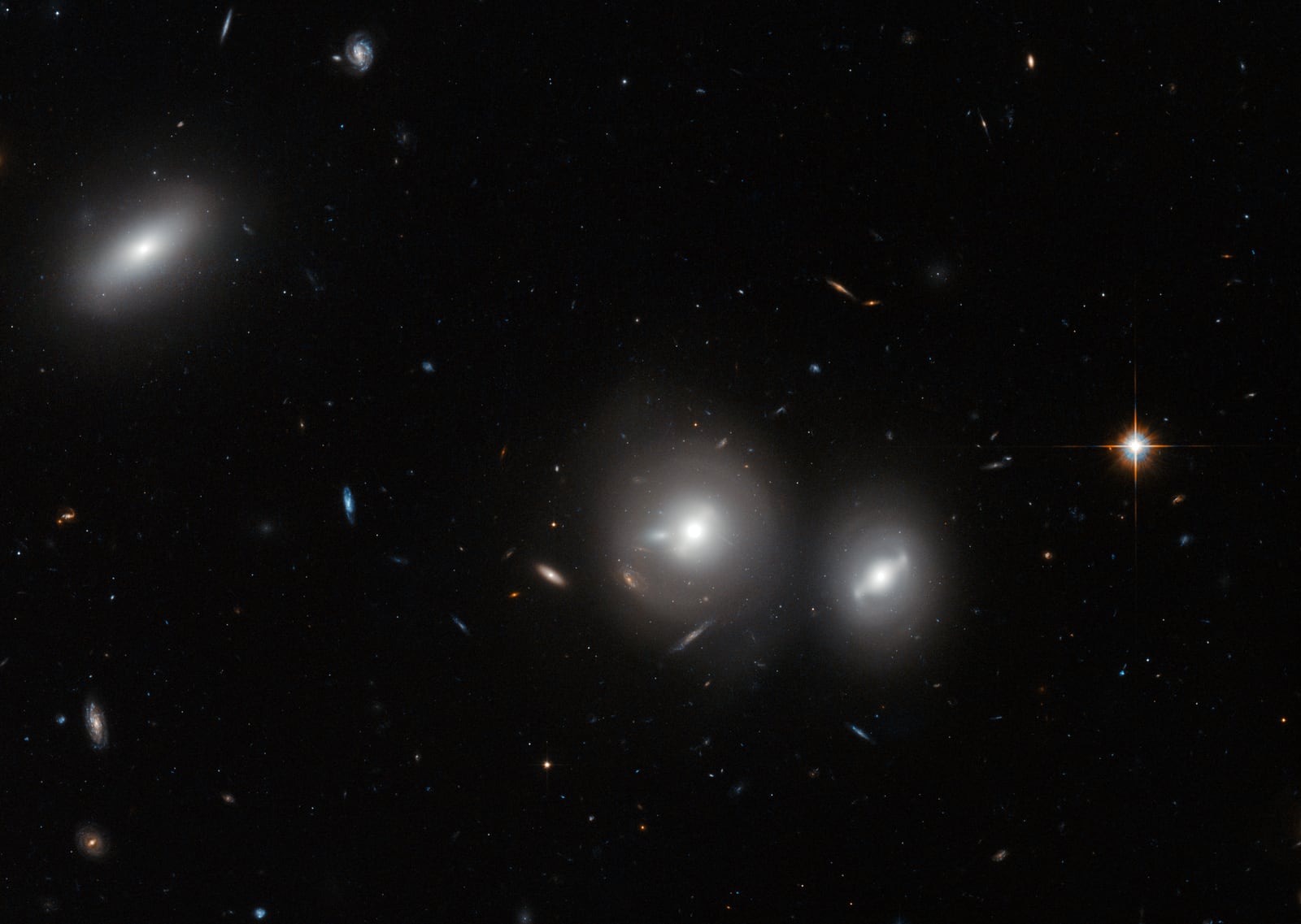 Aglomerado de Coma, aglomerado de galáxias, em imagem do Hubble Space Telescope