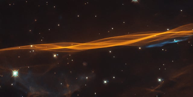 Laço do Cisne, remanescente de supernova, em imagem do Hubble Space Telescope