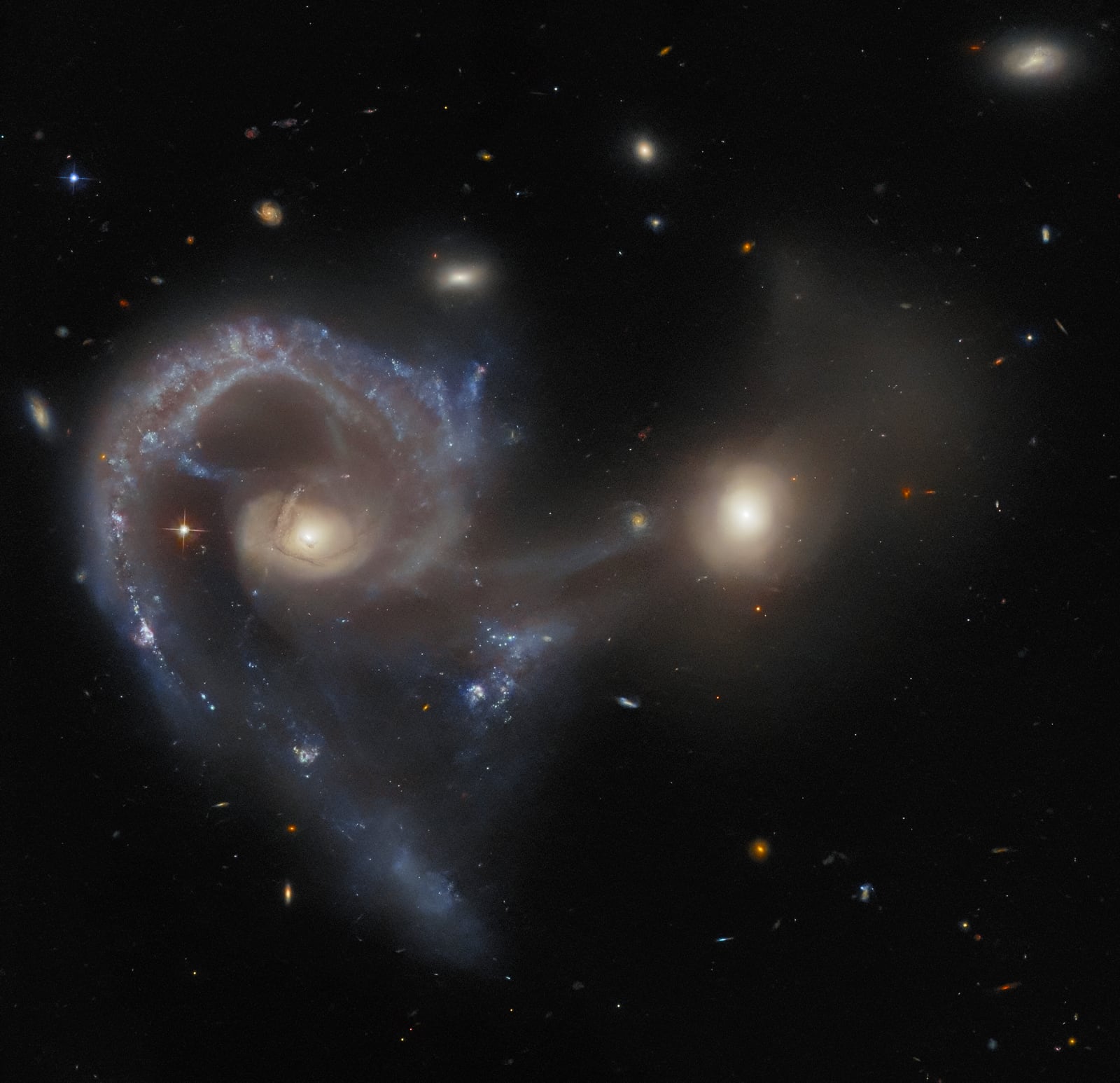 Arp 107, o par que sorri, galáxias em interação, em imagem do SDSS