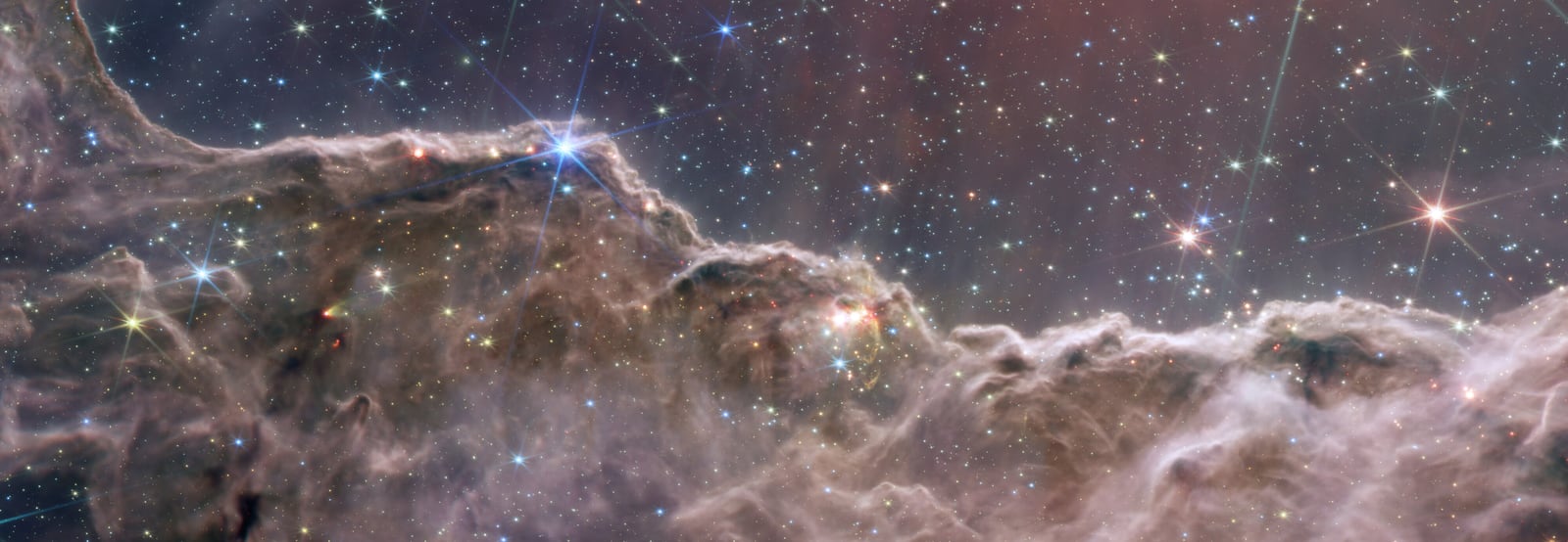Nebulosa de Carina, região de hidrogênio ionizado registrada pelo James Webb Space Telescope
