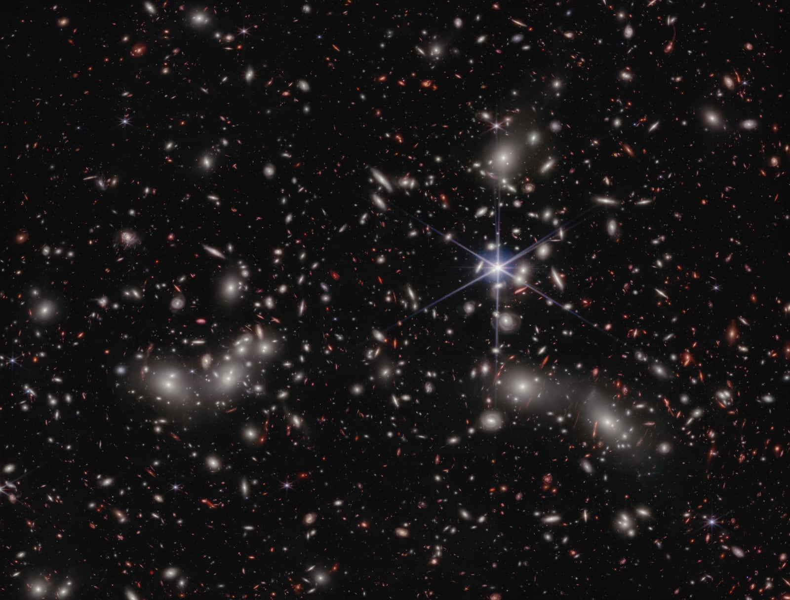 Abell 2744, o Aglomerado de Pandora, aglomerado de galáxias, em imagem do James Webb Space Telescope