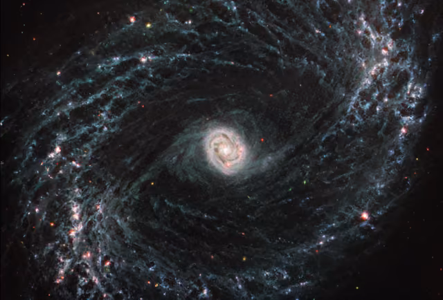 Galáxia NGC 1433, galáxia, em imagem do James Webb Space Telescope