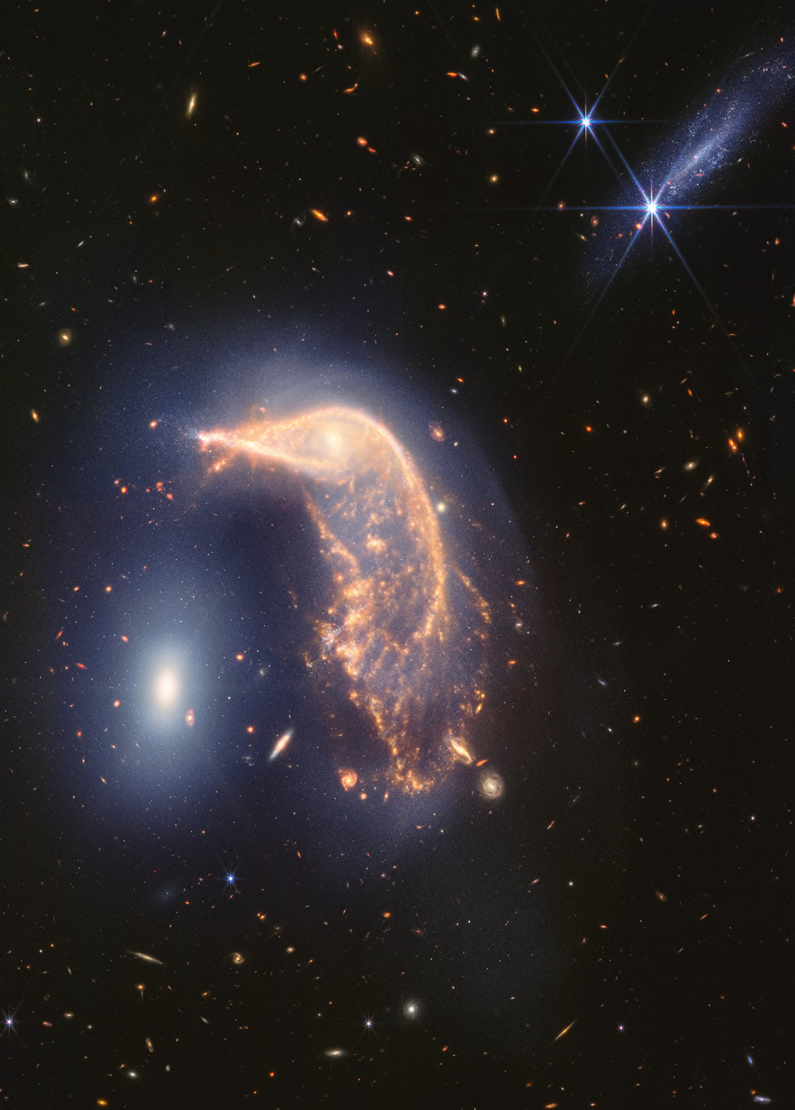 Arp 142, o Pinguim e o Ovo, galáxias em interação registrada pelo James Webb Space Telescope