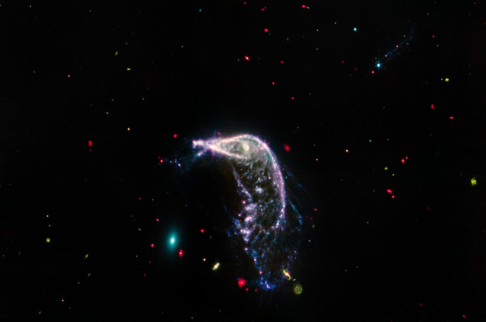 Arp 142, o Pinguim e o Ovo, galáxias em interação registrada pelo James Webb Space Telescope