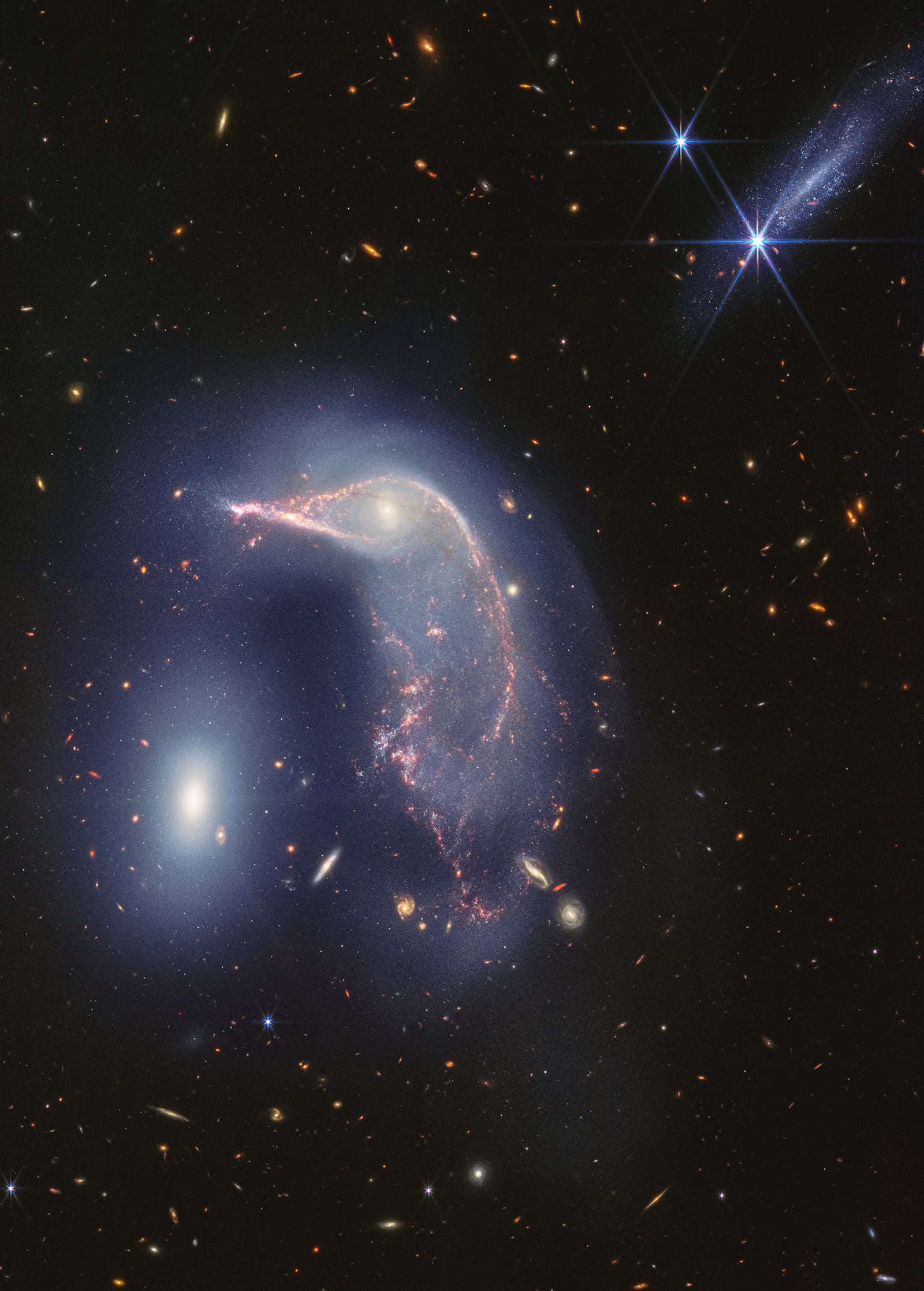 Arp 142, o Pinguim e o Ovo, galáxias em interação, em imagem do James Webb Space Telescope