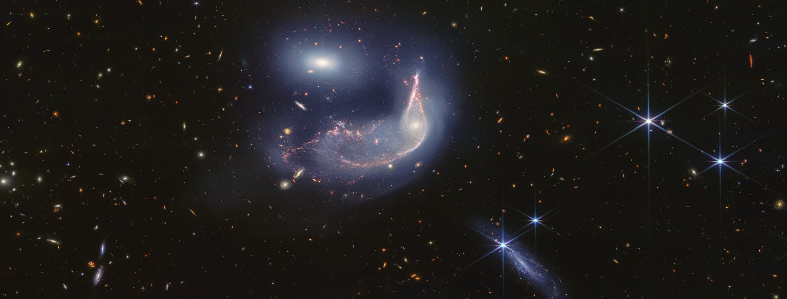 Arp 142, o Pinguim e o Ovo, galáxias em interação registrada pelo James Webb Space Telescope