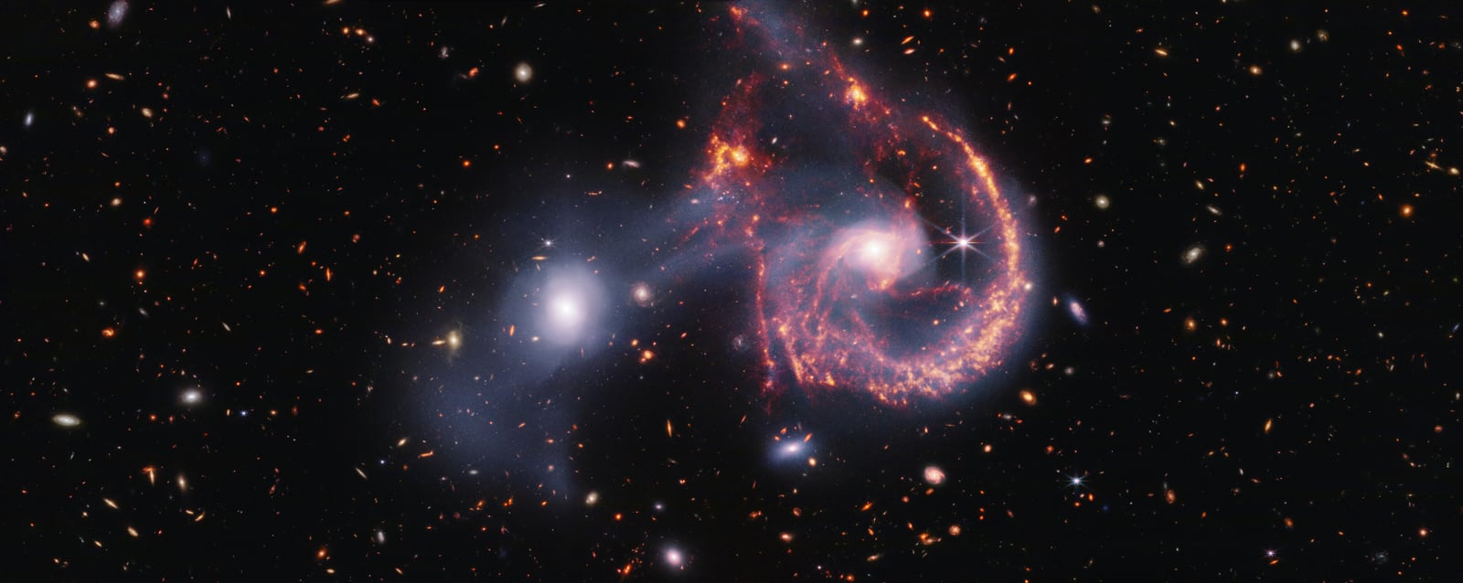 Arp 107, o par que sorri, galáxias em interação registrada pelo James Webb Space Telescope