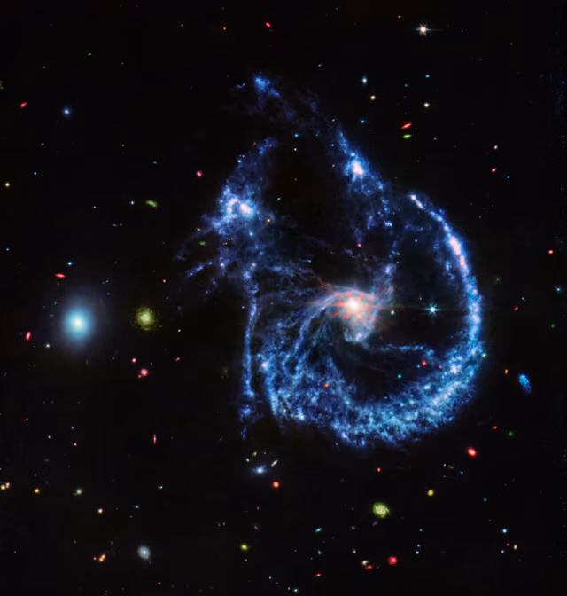 Arp 107, o par que sorri, em imagem do James Webb