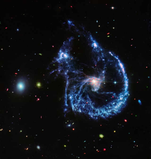 Arp 107, o par que sorri, galáxias em interação, em imagem do James Webb Space Telescope
