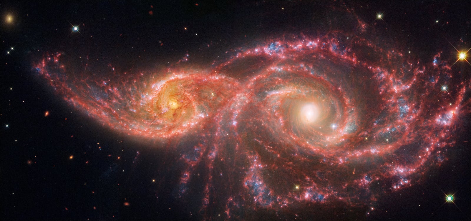 Par de galáxias NGC 2207 e IC 2163, galáxias em interação registrada pelo Hubble Space Telescope